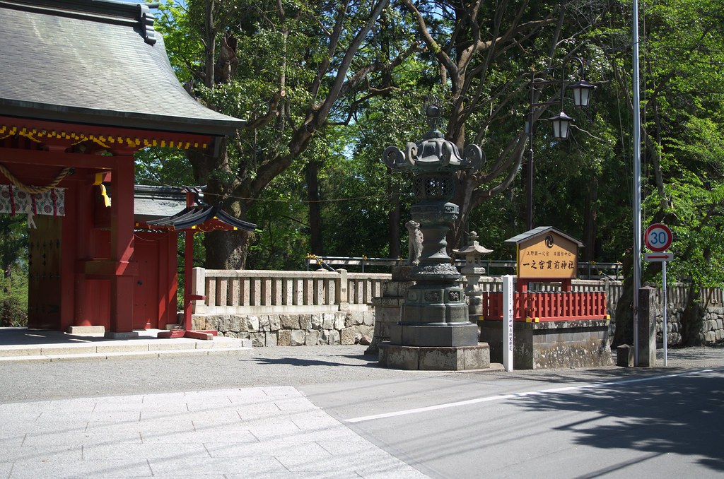 歴史と自然が美しく調和した貫前神社の入り口